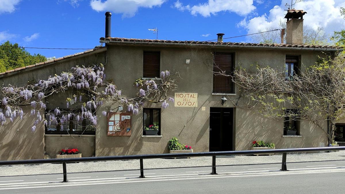 La entrada del Hostal dels Ossos, en La Garrotxa.