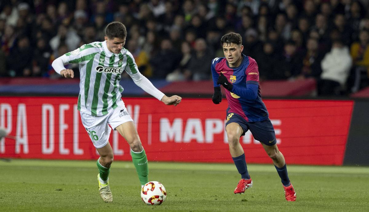 Pedri persigue a Sergi Altimira en el Barça-Betis de Liga.