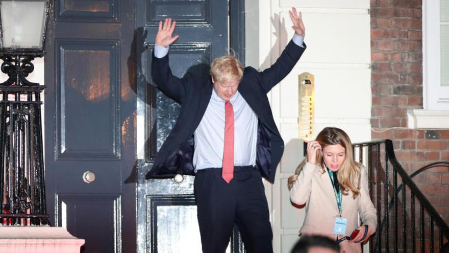 Boris Johnson obté una aclaparadora majoria absoluta