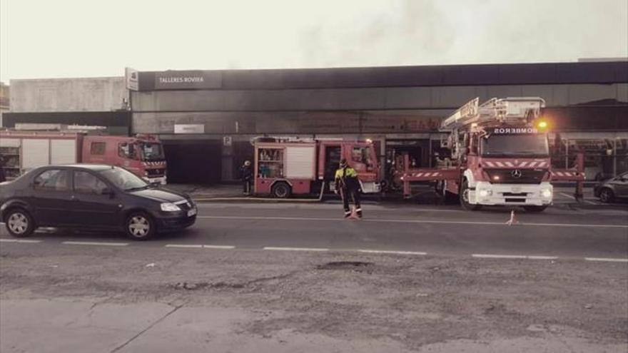 Un bombero herido en un fuego en la seat de plasencia