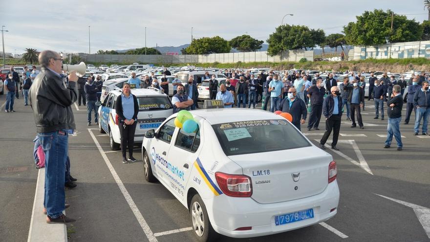 Manifestación-caravana para exigir la regulación del taxi