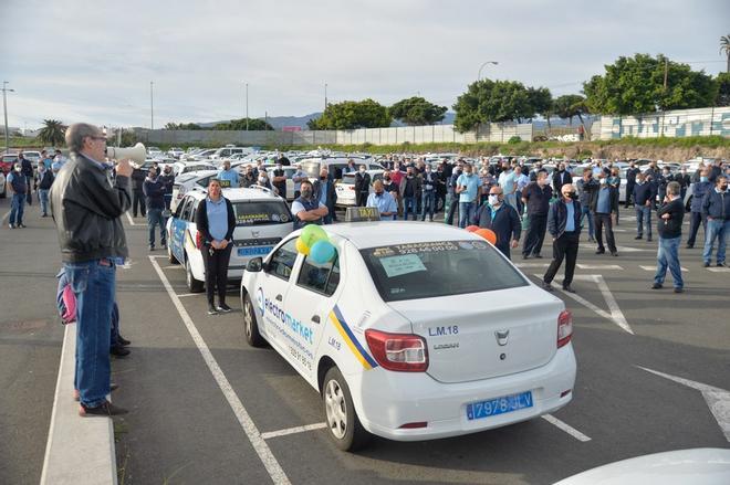 Manifestación-caravana para exigir la regulación del taxi