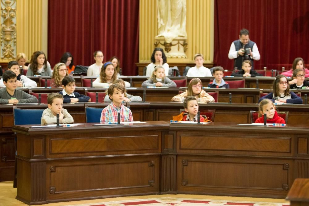 68 niños se convierten en diputados por un día