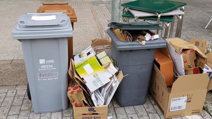 Acumulació de deixalles en un bar de Berga.