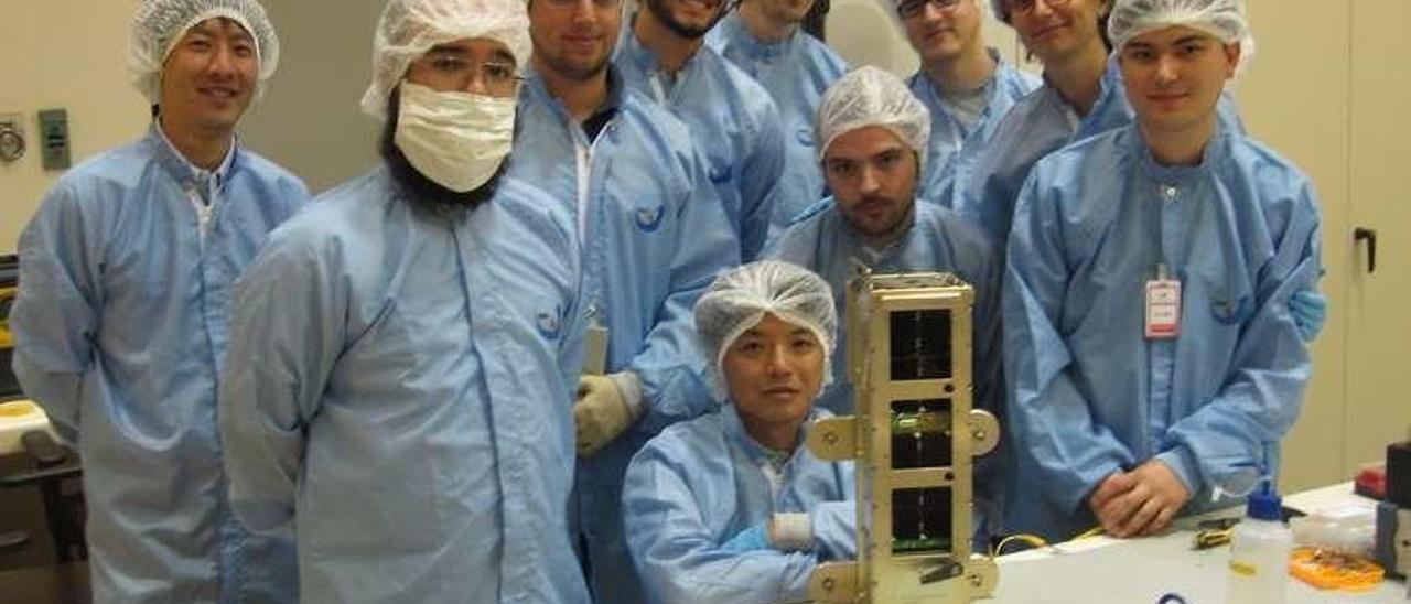 Una vida útil de solo cinco o seis meses |  Los ingenieros vigueses (en la foto, con colegas brasileños y japoneses durante la integración del satélite en el país sudamericano) han aportado su experiencia y también han actuado como proveedores de tecnología en el proyecto. Al contrario que el XaTcobeo, que tuvo una vida útil de récord de más de dos años y medio, el Serpens, debido a su órbita, se desintegrará en la atmósfera en 5 o 6 meses.