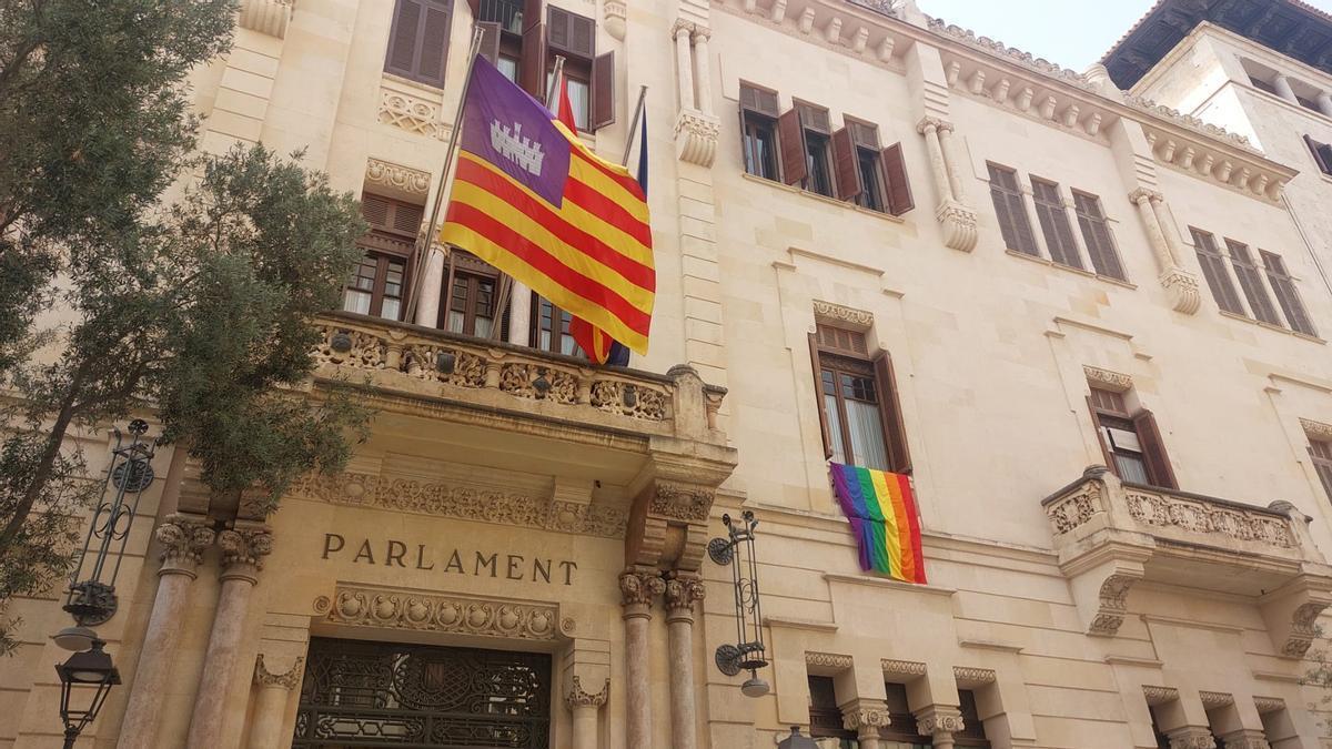 BANDERA LGTBIQ+ PARLAMENT | Le Senne insiste en impedir la colocación de la bandera Lgtbi en el Parlament y recurre la decisión judicial
