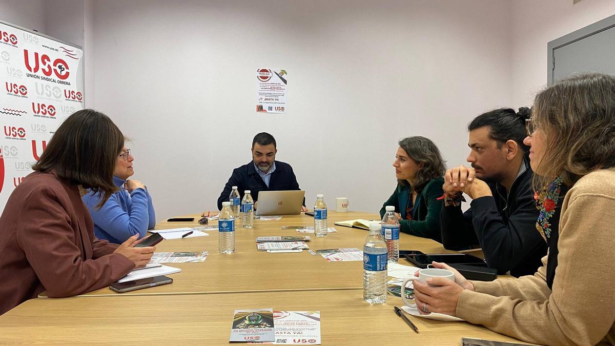 La candidata a la Presidencia de la Junta de Extremadura, Irene de Miguel, durante su reunión con USO Extremadura