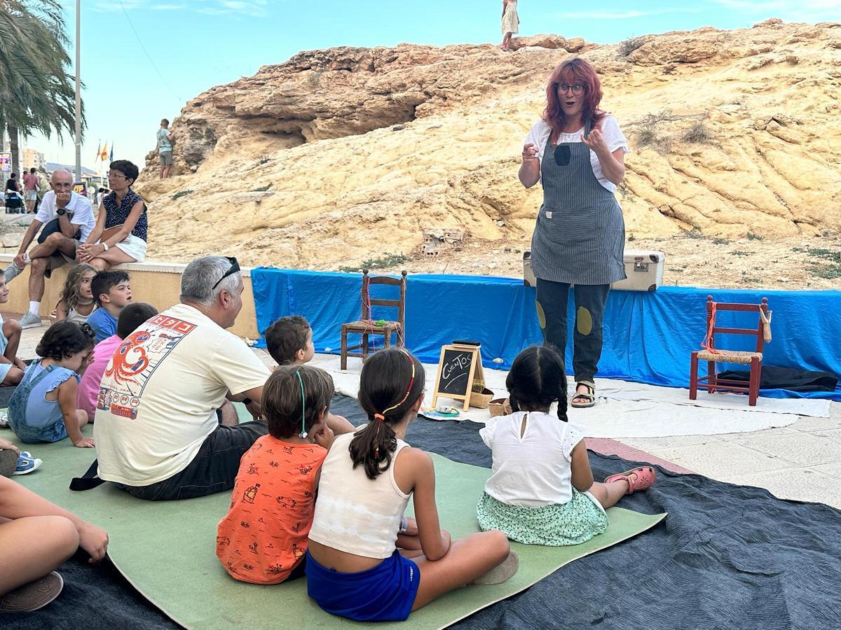 El mar y la lectura se juntan para las familias en El Campello