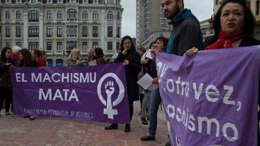 Los manifestantes, ayer, en la Escandalera.