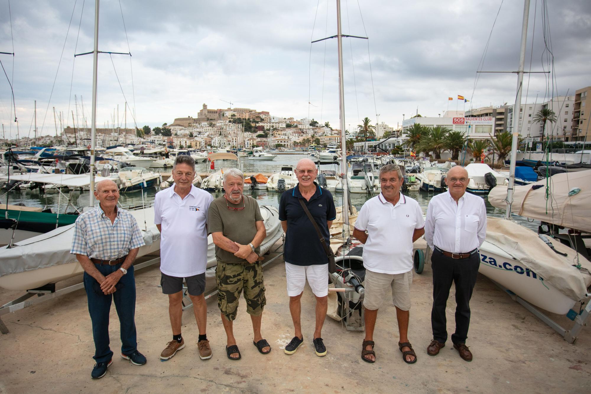 De izquierda a derecha, Toni Escandell, Ramón Balanzat, Víctor Juan, Pere Torres, Manuel Guasch y José María Prats Marí, socios del club desde hace medio siglo.