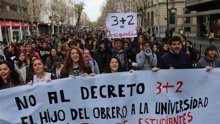 Aulas vacías en Secundaria y 300 manifestantes en la calle