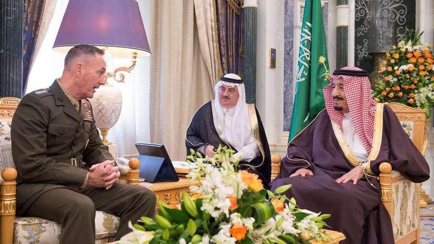 El rey saudí Salmán (dcha.), ayer, con el jefe de la Junta de Estado Mayor de EE UU, Joseph Dunford. // Reuters