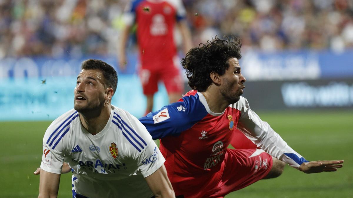 Bakis, en el suelo junto a Cabrera durante el partido del pasado domingo ante el Espanyol.