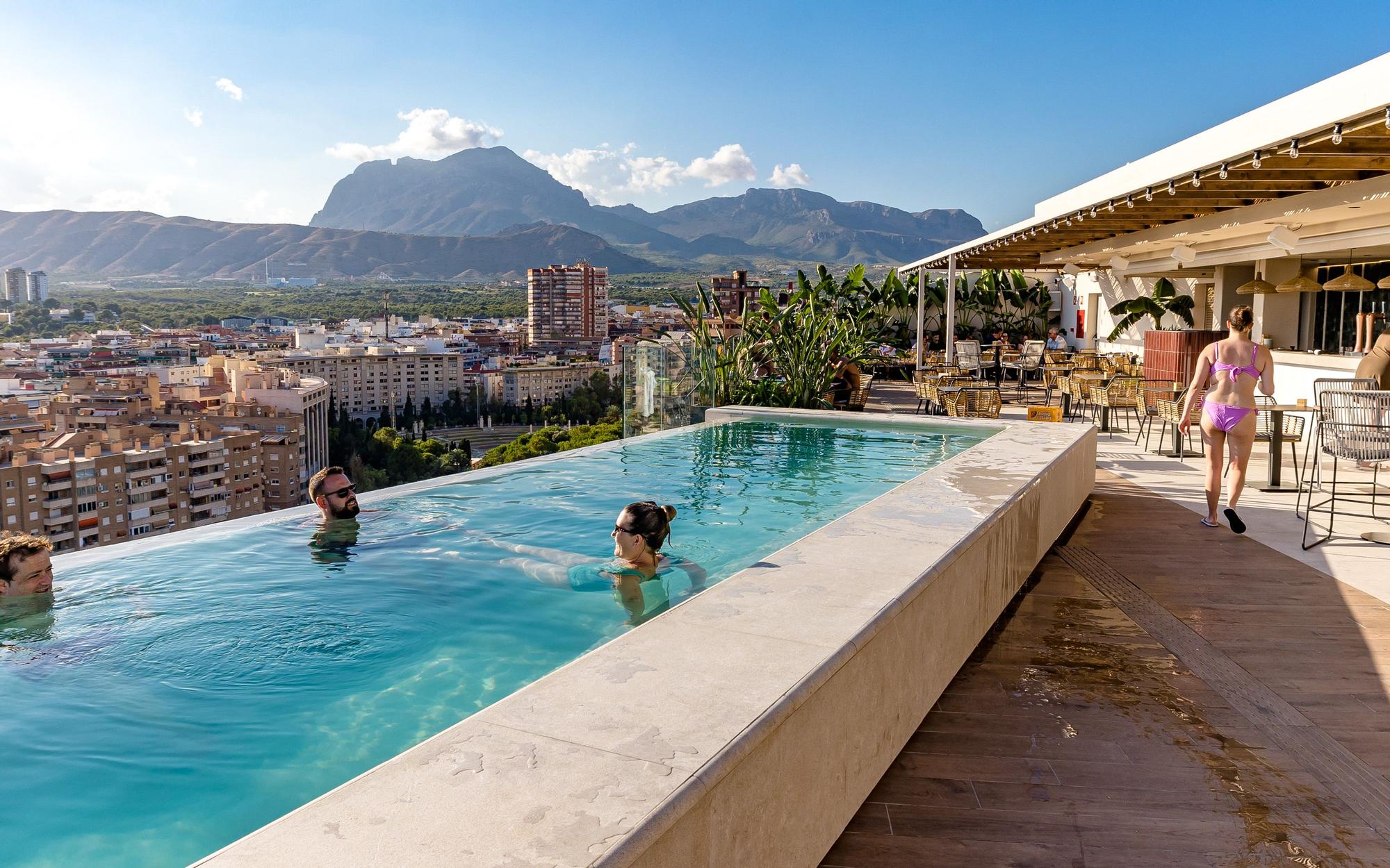 Las "rooftop" se han convertido en uno de los reclamos de los hoteles de la ciudad con bares, tanto para clientes como visitantes, o piscinas