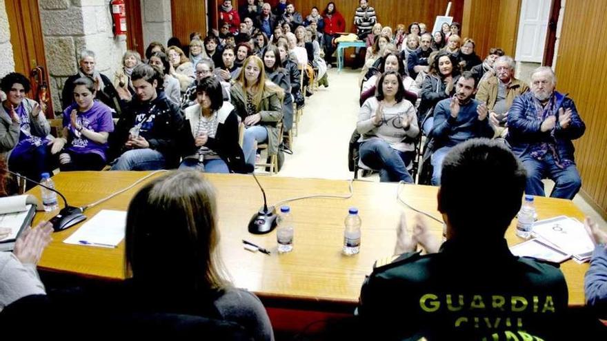 Charla celebrada ayer en el Centro Cultural de Ponte Caldelas. // FdV