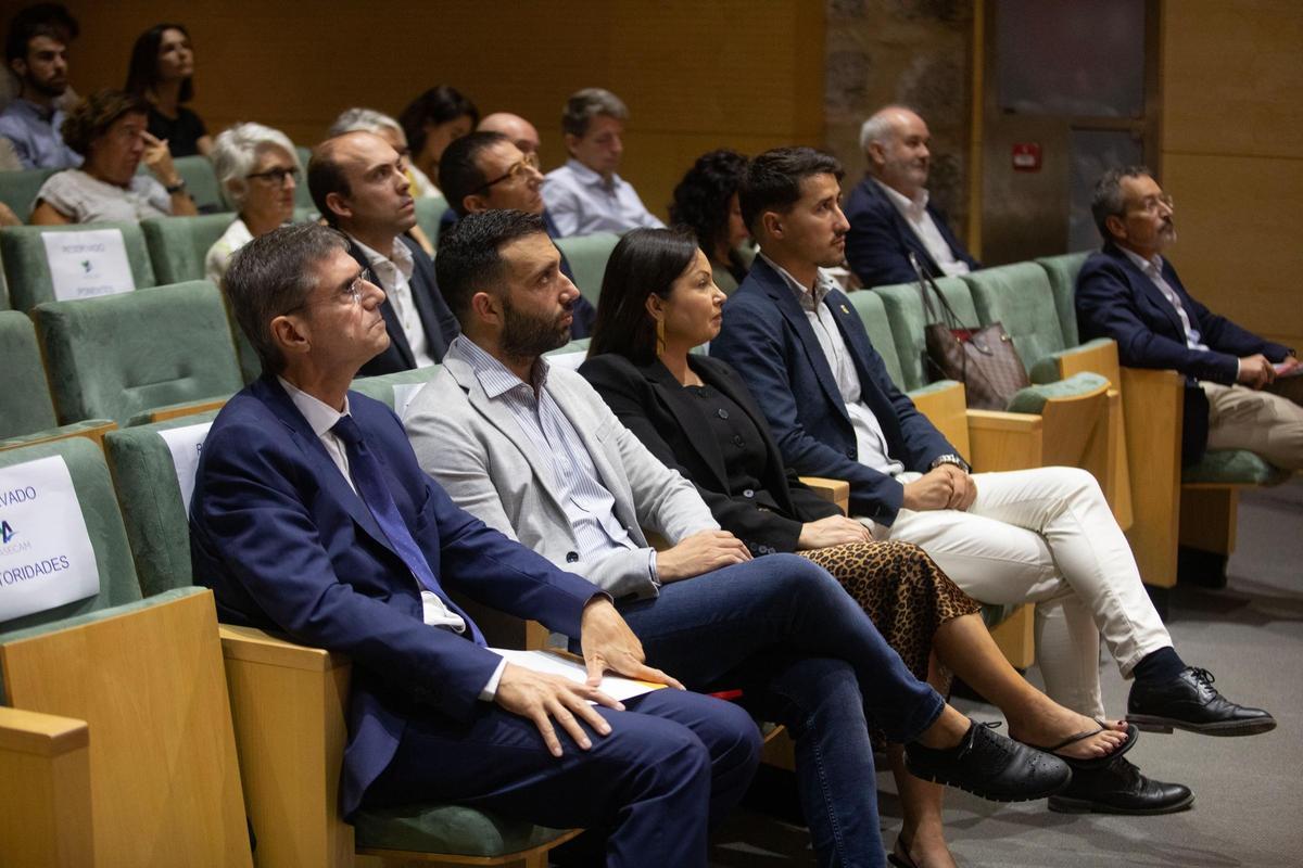 Autoridades durante el foro de Asecam.