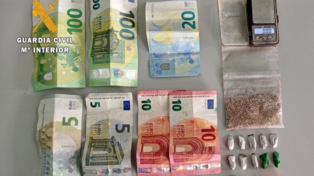 Además de la droga le intervinieron una báscula, un teléfono móvil y 264 euros fraccionados en billetes y monedas.