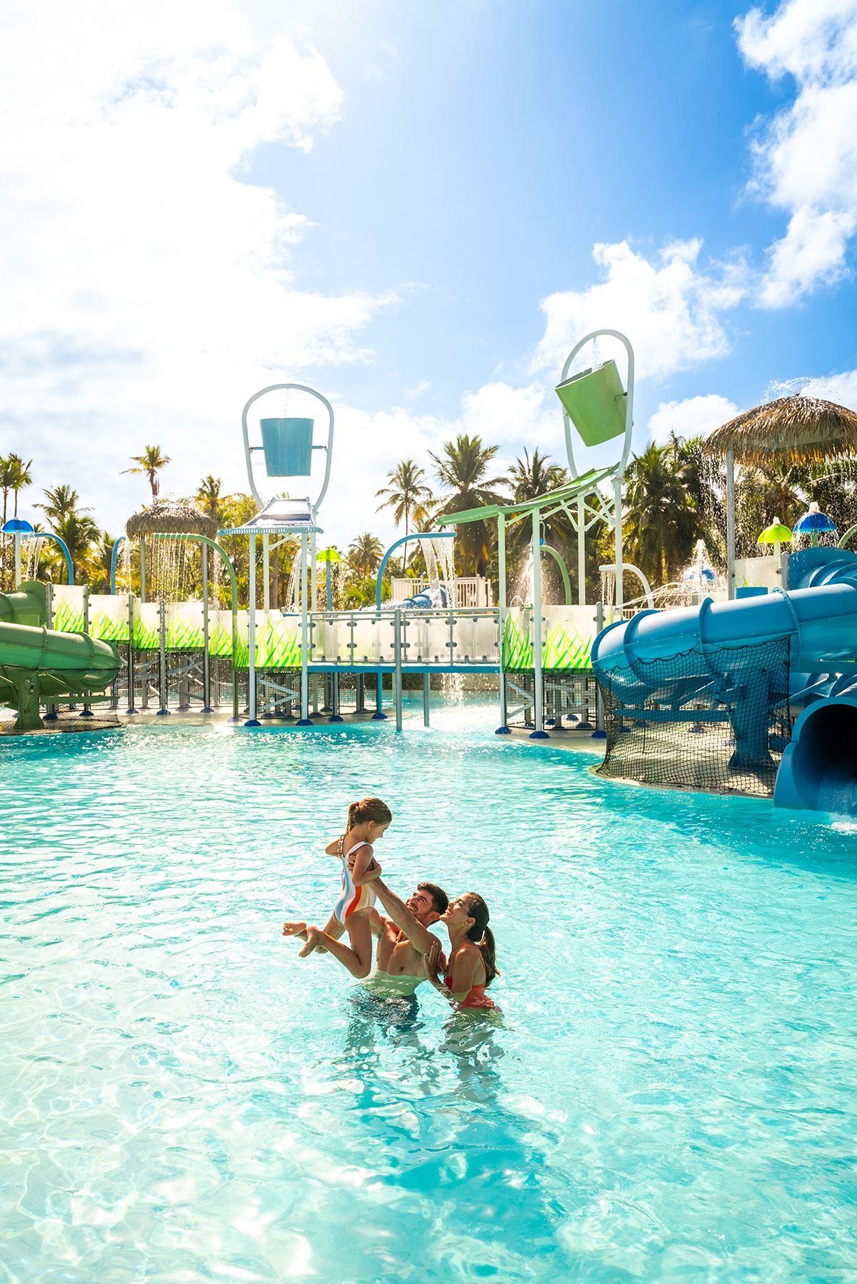 Splash Island es un parque acuático con toboganes y cascadas