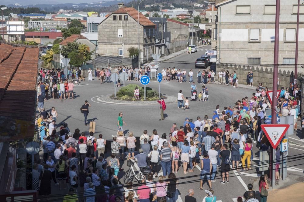 Más de un centenar de vecinos de Coruxo se echaron a la calle para reivindicar el puesto de pediatra // Cristina Graña