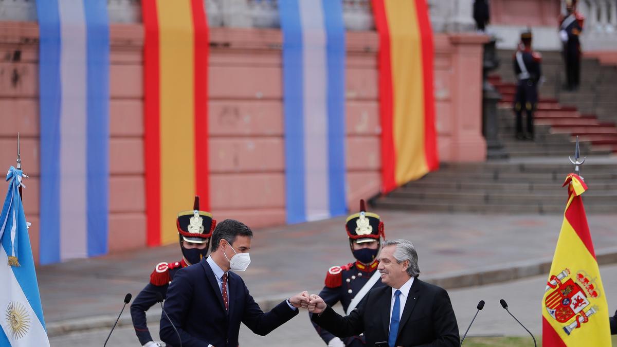 El presidente del Gobierno, Pedro Sánchez, y el presidente de Argentina, Alberto Fernández, durante su rueda de prensa en la Casa Rosada, en Buenos Aires, este 9 de junio de 2021.