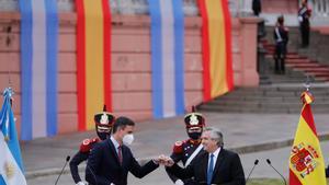 El presidente del Gobierno, Pedro Sánchez, y el presidente de Argentina, Alberto Fernández, durante su rueda de prensa en la Casa Rosada, en Buenos Aires, este 9 de junio. 