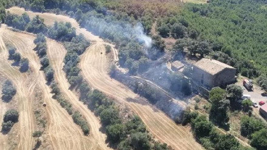 Els bombers apaguen un incendi de vegetació a Castellar de la Ribera