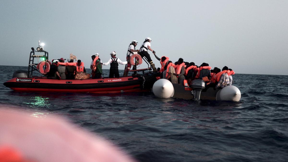 Inmigrantes que han sido trasladados al barco &quot;Aquarius&quot;, fletado por Médicos Sin Fronteras y SOS Mediterranee, al que se le ha impedido atracar en Italia y Malta.