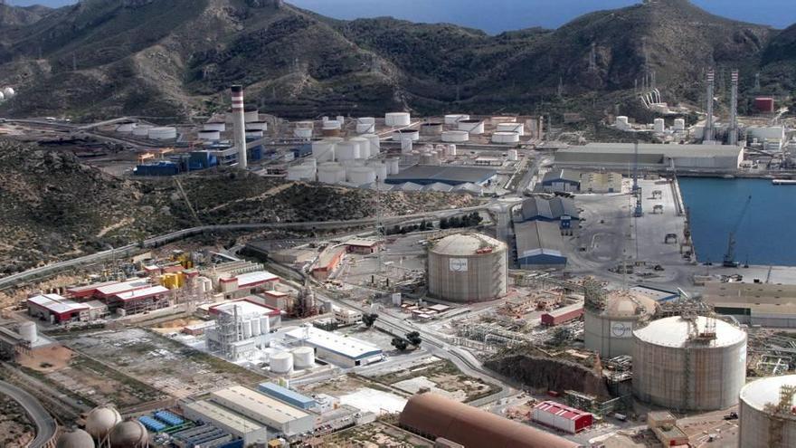 Instalaciones industriales junto al muelle de la dársena de Escombreras, donde se ven algunas parcelas vacías.