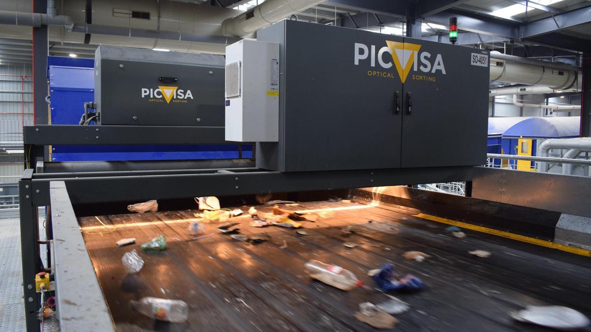 Uno de los equipos de separación óptica de residuos mediante IA que diseña y fabrica PICVISA.