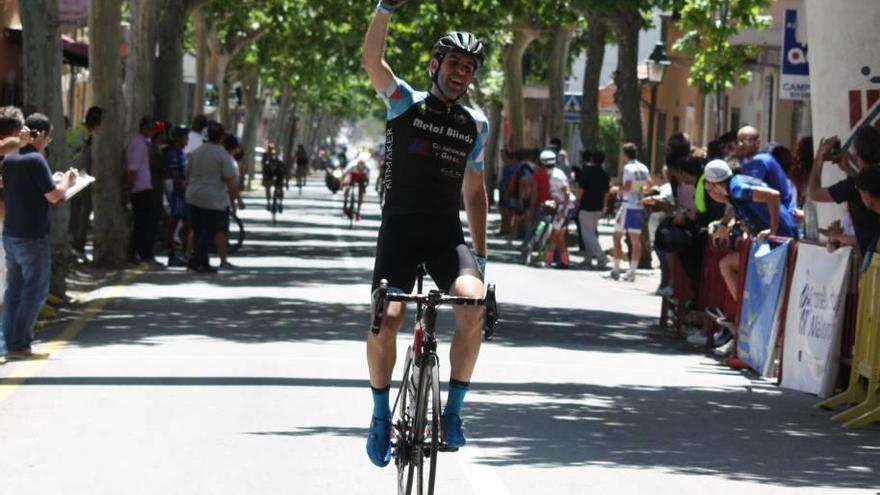 Alberto Muntaner en su llegada triunfal ayer a la meta de Alaró.