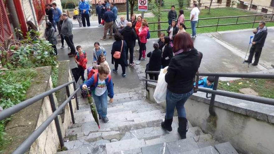 Escaleras de acceso a la plaza Conde Toreno a la salida del colegio.