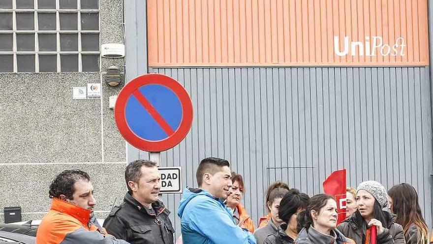 Protesta de personal de Unipost ante el centro de trabajo coruñés.