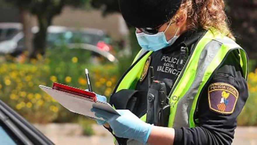 Controles policiales en València contra la pandemia. | J.M. LÓPEZ