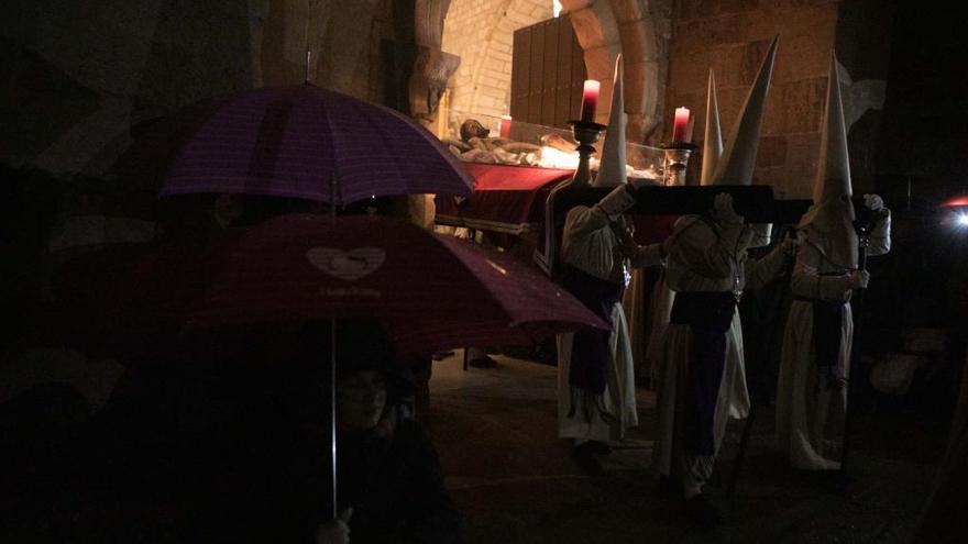 El Yacente procesiona en una urna ante la intensa lluvia