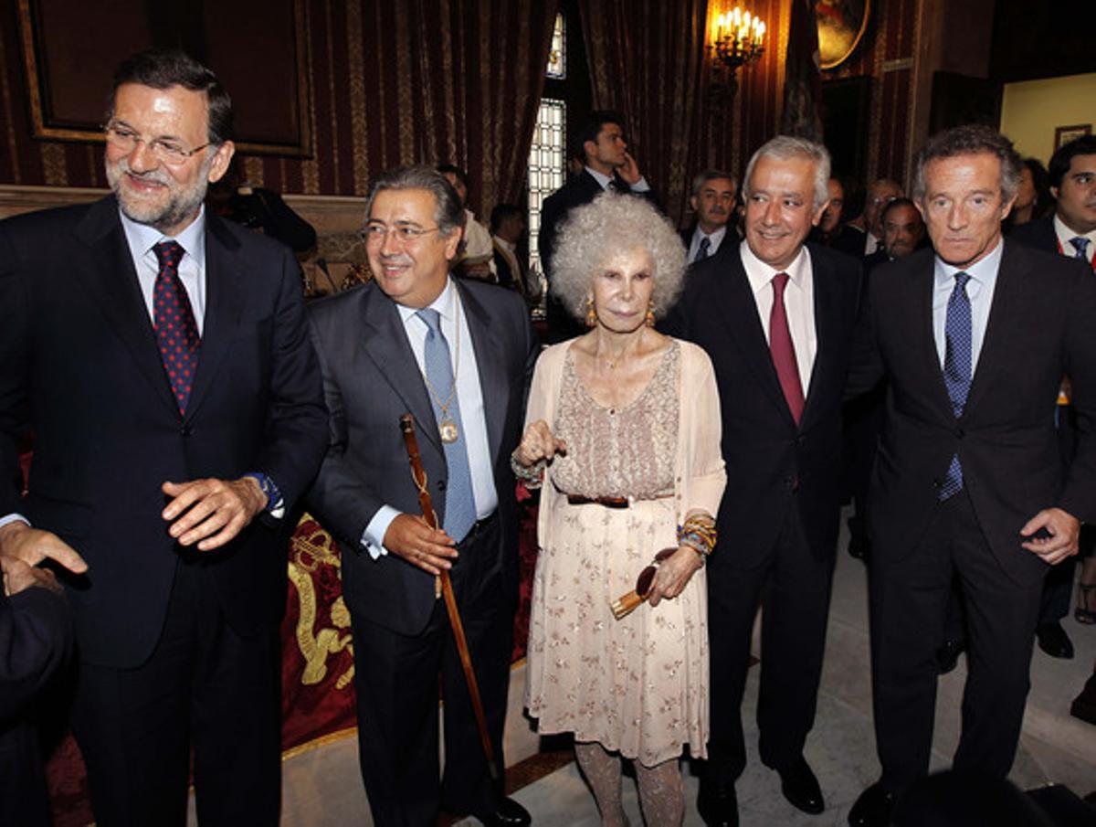 La duquessa d’Alba, amb el president del Govern, Mariano Rajoy, l’alcalde de Sevilla, Juan Ignacio Zoido, l’expresident del PP andalús Javier Arenas i el marit de la duquessa d’Alba, Alfonso Díez, en un acte a Sevilla el 2011.