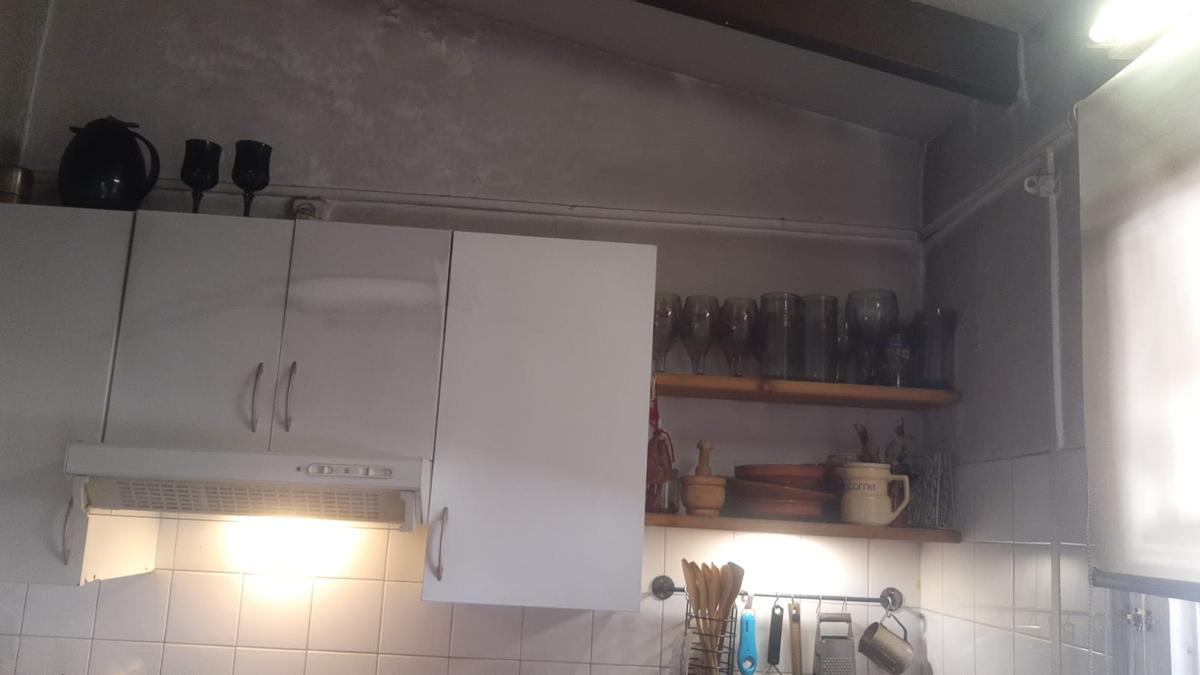 Die Wand und auch die Gläser in der Küche von Achinelli sind vom Brand in Arenal schwarz gefärbt.
