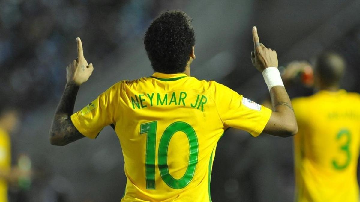 Neymar celebra su gol ante Uruguay en el Centenario de Montevideo.