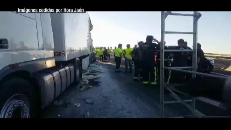 Dos fallecidos y cuatro heridos tras chocar un bus con un camión en Jaén
