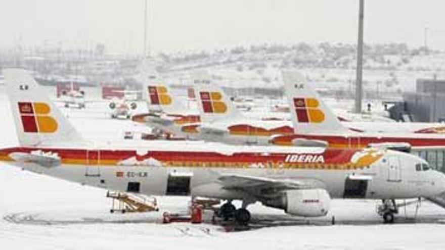 Miles de viajeros siguen esperando la salida de sus vuelos en Barajas