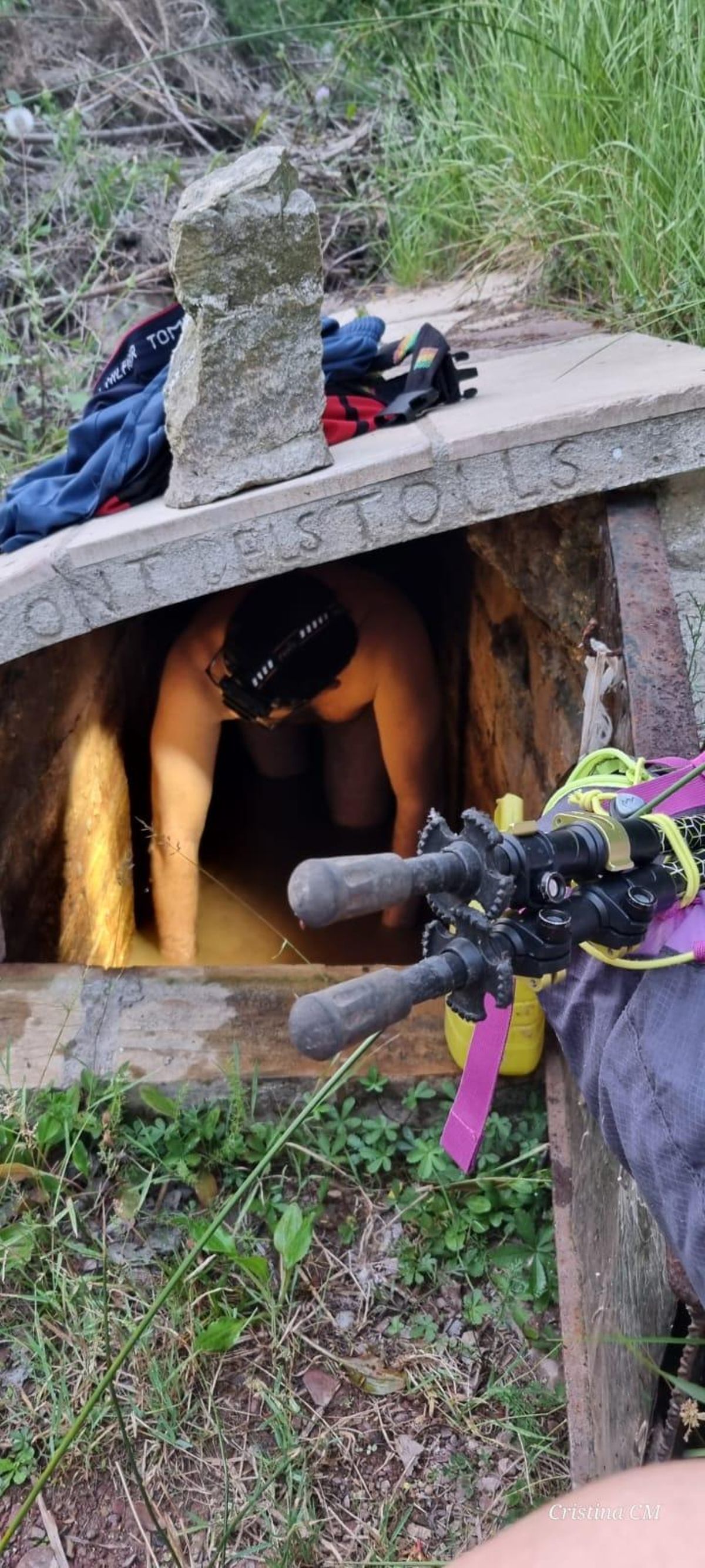 Uno de los espeleólogos en el interior de la galería en la que surge el agua de la Font dels Tolls de la Vall.
