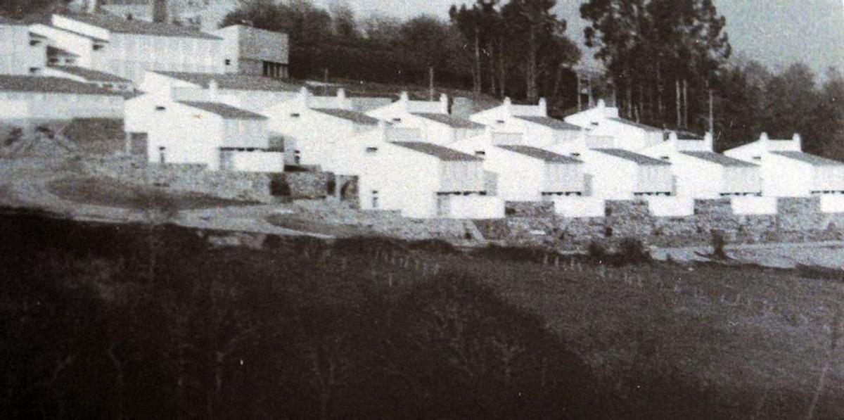 Imagen antigua del conjunto del colegio y la urbanización.