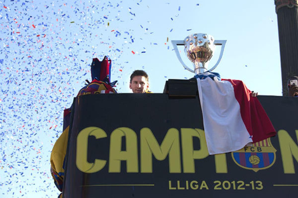 Messi disfrutaa de la rua, al costat de la copa.