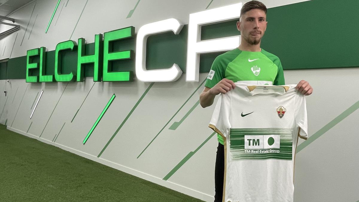 Carmona sujeta la camiseta del Elche en su presentación