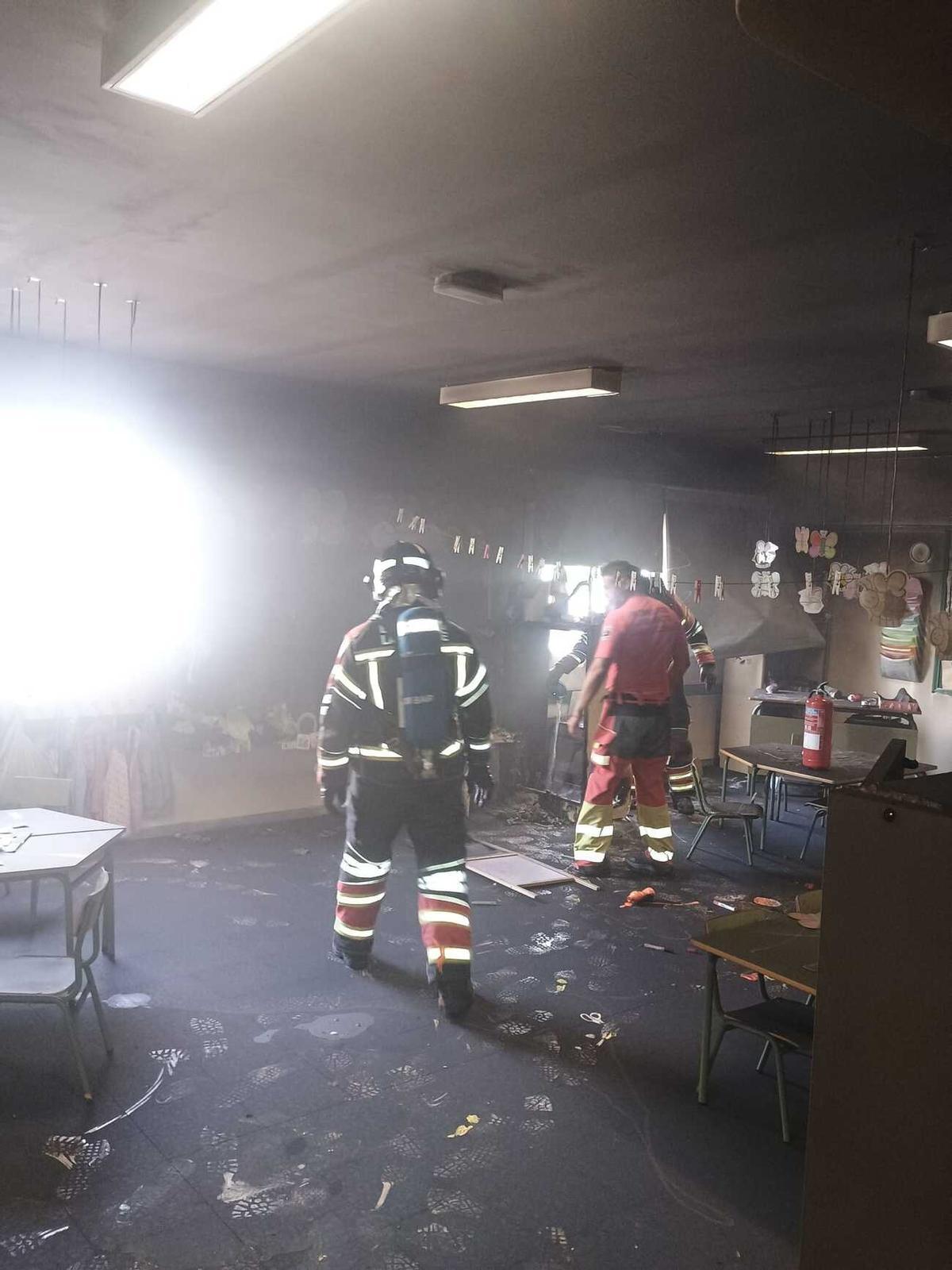 Un incendio afecta a tres aulas del colegio Los Geranios, en Arrecife
