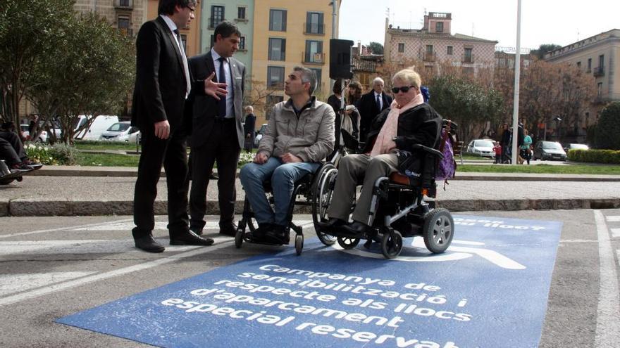 La campanya s&#039;ha presentat aquest matí a davant d&#039;un dels aparcaments pintats, a plaça Catalunya · ACN