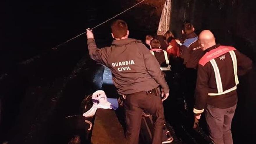 Rescatan a un hombre en Combarro tras caer al mar. // FdV