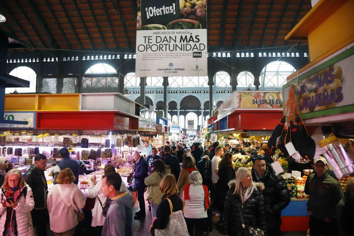 Los malagueños ultiman sus compras de cara a la Navidad, en el Mercado Atarazanas.