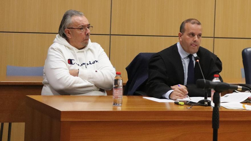 El parricida condenado por estrangular a su madre en Torrent, junto a su abogado en el juicio.