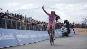 Tadej Pogacar gana la etapa reina del Giro.
