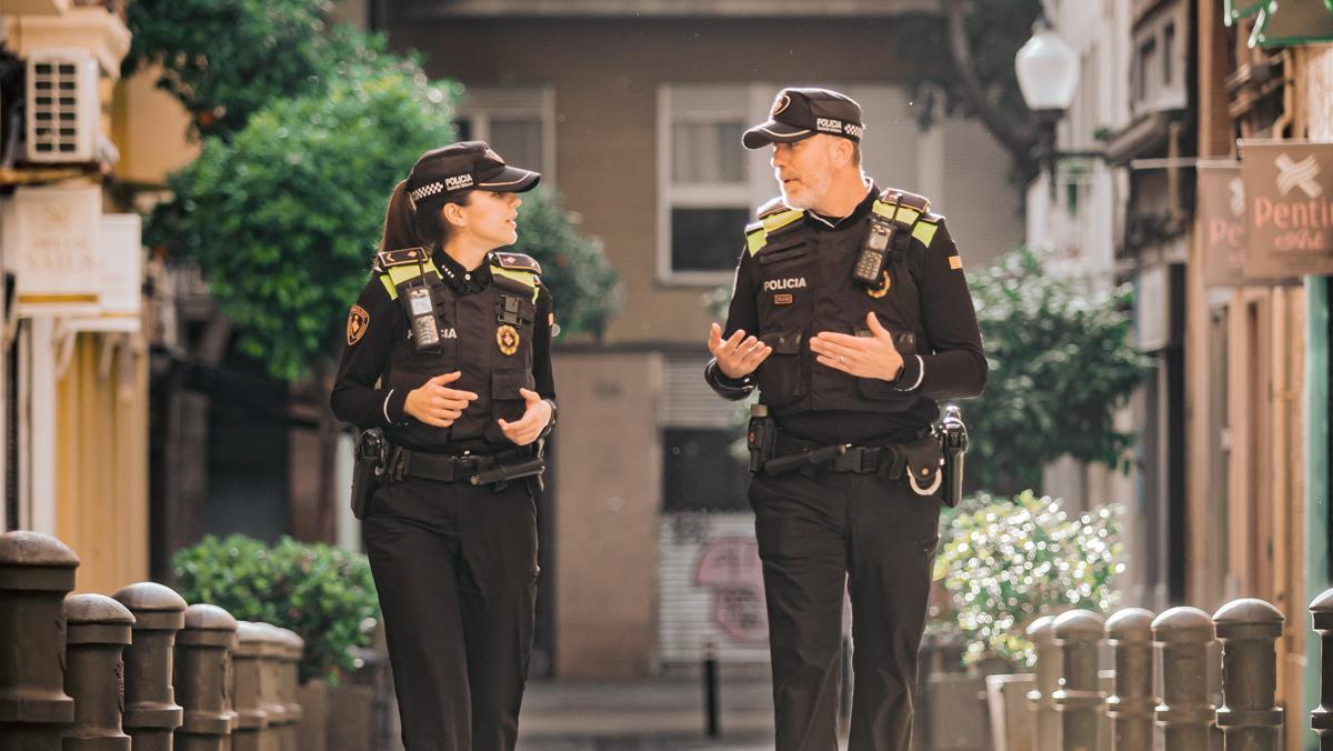 Agentes de Guàrdia Urbana patrullando las calles